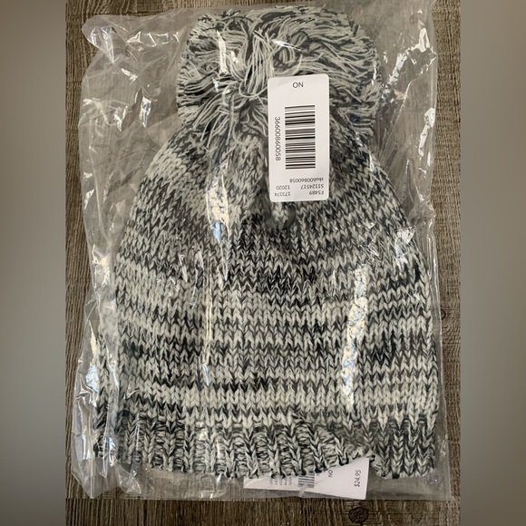 American Eagle Grey Marbled Winter Beanie Pom Pom Hat! - Picture 1 of 3